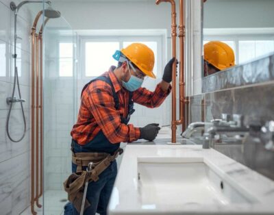 obrero instalado unas tuberías en un baño moderno - la casa ibicenca