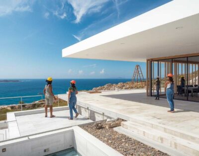 obreros realizando la estructura de una villa moderna de lujo en Ibiza - la casa ibicenca