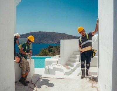 obreros trabajando de reforma en villas de ibiza - la casa ibicenca